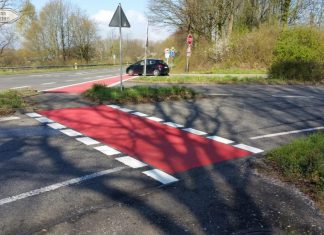 Der Fahrradweg an der L239 wurde im Einmündungsbereich Kant- / Ratinger Straße rot markiert. Foto: Kreisstadt Mettmann